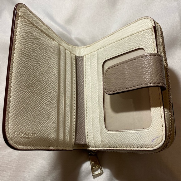 Coach Bifold - Picture 4 of 7